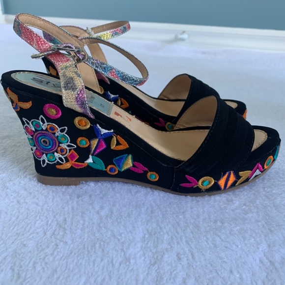 Embroidery wedges - Picture 4 of 5